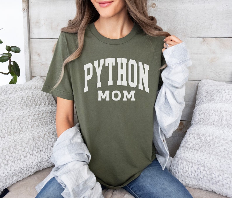 Peut inclure: Un t-shirt vert avec du texte blanc qui dit "PYTHON MOM".
