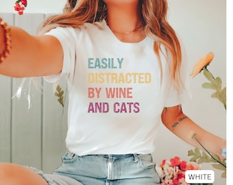 Camisa de vino divertida, fácilmente distraída por los gatos del vino, camisa de gato de granja, camisa amante de los gatos, regalo para los amantes del vino, camiseta de gatos y vino, camiseta de regalo divertida
