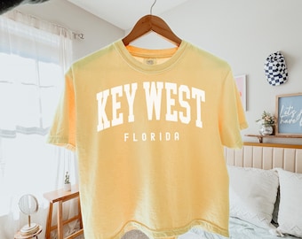 Top corto Key West: camiseta cuadrada de colores cómodos, atuendo para vacaciones en la playa