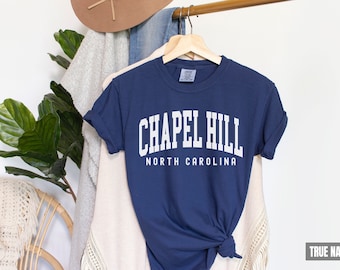 Camiseta de Chapel Hill, camiseta Comfort Colors de Chapel Hill, Carolina del Norte, regalo de recuerdo de Chapel Hill, viaje grupal de baloncesto universitario, ciudad universitaria