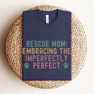 Rescue Mom Tee, imperfect perfect hondenliefhebber shirt, hond redder T-shirt, adopteer niet winkelen cadeau, Paw Print nieuwe hond moeder cadeau