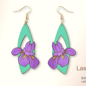Può includere: Un paio di orecchini tagliati al laser con una forma ovale verde con un design a taglio e un fiore di iris viola. Gli orecchini sono etichettati "LaserArtist studio" e "SVG/PDF/DXF Laser Ready Files".