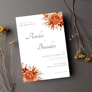 Könnte beinhalten: Hochzeitseinladung mit einem orangefarbenen und weißen Blumendesign. Die Einladung lautet: "Bitte nehmen Sie an der Hochzeit von Amelia + Brandon teil, Samstag, 23. Oktober, The Old Barn, Caryville, Tennessee, Empfang folgt."