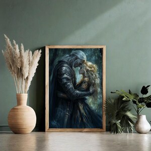 Puede incluir: Una pintura enmarcada de una pareja abraz&aacute;ndose. El hombre lleva una armadura oscura y la mujer lleva un vestido fluido. El fondo es un bosque oscuro con un brillo suave.