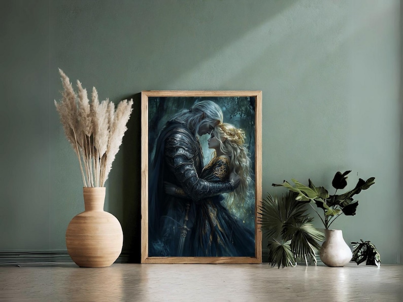 Puede incluir: Una pintura enmarcada de una pareja abraz&aacute;ndose. El hombre lleva una armadura oscura y la mujer lleva un vestido fluido. El fondo es un bosque oscuro con un brillo suave.