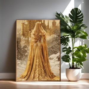 Könnte beinhalten: Eine Frau in einem langen, fließenden goldenen Kleid steht vor einem Schloss. Das Kleid ist mit aufwendigen Stickereien verziert und die Szene spielt vor einer schneebedeckten Kulisse.