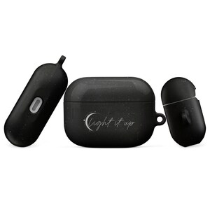 Puede incluir: Funda de silicona negra para auriculares inalámbricos con un diseño de luna creciente y estrellas y el texto "light it up".