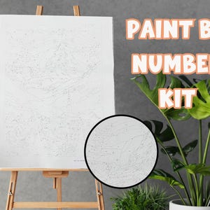 K&ouml;nnte beinhalten: Ein Malen-nach-Zahlen-Set, das auf einer h&ouml;lzernen Staffelei ausgestellt ist. Die Leinwand zeigt eine detaillierte Umrisszeichnung mit nummerierten Abschnitten. Die Worte "PAINT BY NUMBER KIT" stehen in orangefarbenem und wei&szlig;em Text. Eine Nahaufnahme zeigt die nummerierten Abschnitte. Eine Topfpflanze befindet sich im Hintergrund.