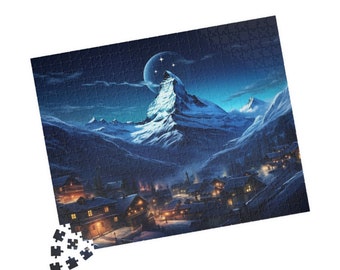Könnte beinhalten: Eine schneebedeckte Bergkette mit einem Dorf am Fuße. Der Himmel ist dunkelblau mit einem Halbmond und Sternen. Die Bergkette ist mit Schnee und Eis bedeckt. Das Dorf besteht aus kleinen Holzhäusern mit Lichtern, die aus den Fenstern scheinen.
