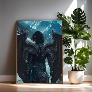 Może przedstawiać: Oprawione dzieło sztuki przedstawiające postać z dużymi, szczegółowymi czarnymi skrzydłami, widzianą od tyłu. Postać ubrana jest w ciemną zbroję, na tle zaśnieżonych gór. Grafika jest wystawiona w pokoju z dużą rośliną doniczkową.