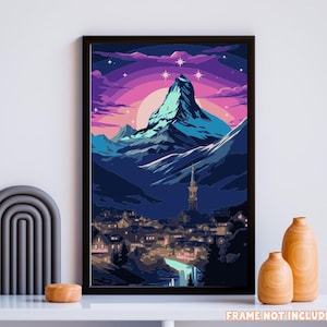 K&ouml;nnte beinhalten: Gerahmter Kunstdruck, der eine Berglandschaft in der Abendd&auml;mmerung zeigt. Das Kunstwerk zeigt einen gro&szlig;en, schneebedeckten Berg unter einem lebendigen Himmel aus Rosa, Lila und Blau. Am Fu&szlig;e des Berges liegt ein Dorf mit einem Kirchturm.