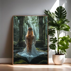 Peut inclure: Une femme aux longs cheveux roux portant une robe blanche est assise sur un rocher moussu dans une forêt luxuriante et verte. La lumière du soleil traverse les arbres, créant une atmosphère magique.