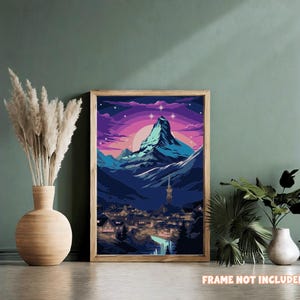 K&ouml;nnte beinhalten: Ein gerahmter Kunstdruck mit einer stilisierten Berglandschaft in Blau-, Lila- und Rosat&ouml;nen. Das Kunstwerk zeigt einen Berggipfel, eine Stadt und einen Sonnenuntergang. Der Text "FRAME NOT INCLUDED" ist unten zu sehen.