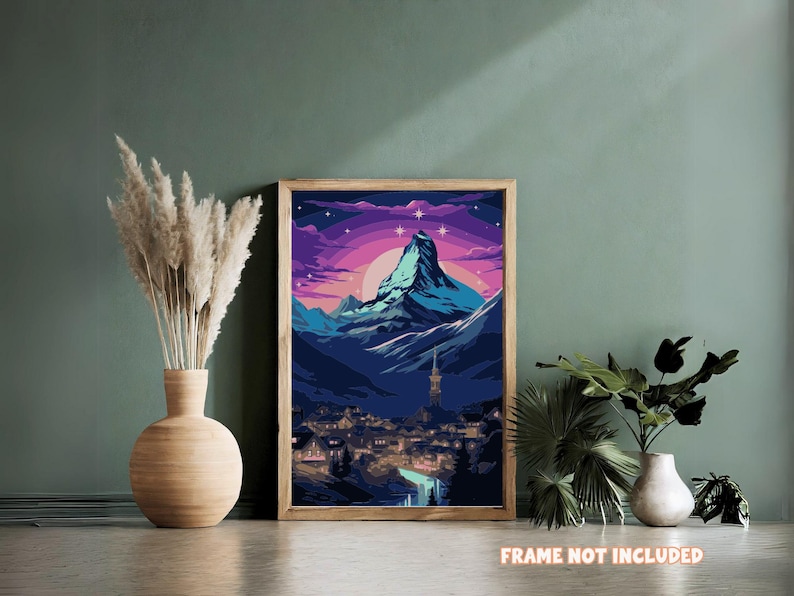 K&ouml;nnte beinhalten: Ein gerahmter Kunstdruck mit einer stilisierten Berglandschaft in Blau-, Lila- und Rosat&ouml;nen. Das Kunstwerk zeigt einen Berggipfel, eine Stadt und einen Sonnenuntergang. Der Text "FRAME NOT INCLUDED" ist unten zu sehen.