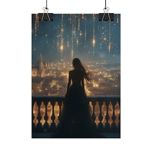 Puede incluir: Un póster que presenta a una mujer con un vestido largo, silueteada contra un paisaje urbano nocturno. La escena está iluminada por las luces de la ciudad y luces doradas que caen, creando una atmósfera mágica. La mujer está de pie en un balcón con barandillas ornamentadas.