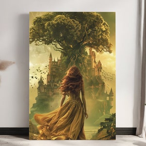 Può includere: Una donna con un abito giallo fluttuante si trova di fronte a un grande albero le cui radici crescono fino a un castello. Il castello è in pietra e ha molte torri. La scena si svolge in un mondo fantastico.