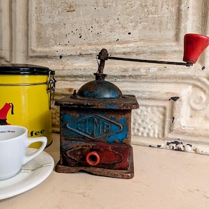 Antieke ELMA-koffiemolen Frans blauw blik primitief boerderijdecor