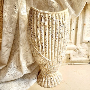 Vaso MCM I Estilo Hollywood Regency I Dourado Elegante I Atemporal e para Todas as Estações
