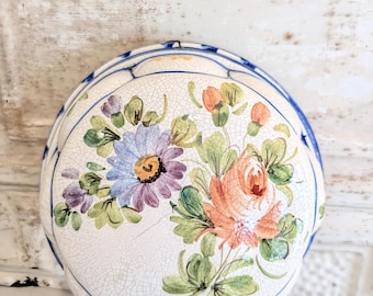 Molde Bassano italiano antiguo con motivos florales pintados a mano