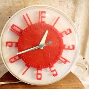 Vintage Clock I  Working   I  General Electric Telechron   I  Vintage Wall Clock   I   Retro and Kitschy  I   1940&#39;s I   Red and White Clock
