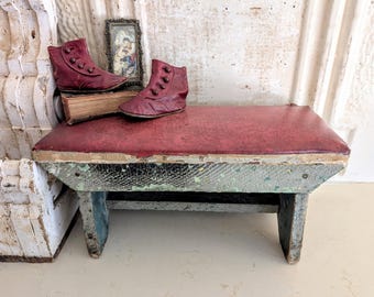 Pequeño reposapiés primitivo con decoración de granja y banco elevador