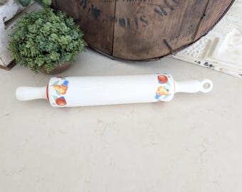 Mattarello antico in ceramica Harker con decorazioni a forma di mela e pera