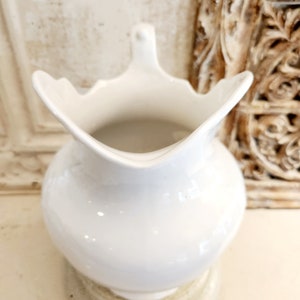 Grand pichet 12 pouces de haut blanc antique Ironstone, KT & K Ironstone, 1800's image 4