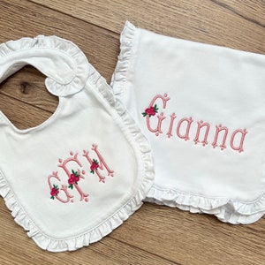 Monogramm Baby Mädchen weiß Rüschen Lätzchen und Spucktuch Set, Baby Geschenk, Baby Mädchen Party Geschenk, Spucktuch und Lätzchen Set
