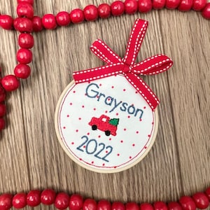 Personalisiertes gesticktes Ornament