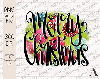 Op de afbeelding: Een digitale PNG-bestand met de woorden "Merry Christmas" in een zwart scriptlettertype. Het ontwerp toont rode, roze en teal kerstballen op een groene achtergrond, met een wit houtnerfpatroon.