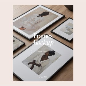 Könnte beinhalten: Ein Mockup mit gerahmten Kunstdrucken mit schwarzen Rahmen. Die Drucke zeigen abstrakte Kunstwerke in neutralen Tönen. Das Bild enthält den Text "Frames Mockup", "Smart Objects" und "300dpi". Die Rahmen sind auf einer Holzoberfläche angeordnet.