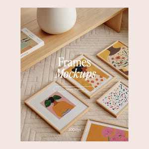 Puede incluir: Cinco marcos de fotos de madera con diferentes impresiones de arte abstracto. Los marcos están sobre una alfombra beige claro con una mesa de madera en el fondo. El texto "Frames Mockups" y "Smart Objects" es visible en la imagen. El texto "300dpi" también es visible en la imagen.