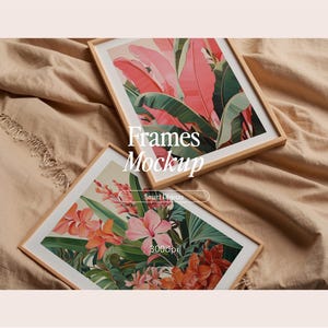 Könnte beinhalten: Zwei Holzbilderrahmen mit Blumendrucken. Der obere Rahmen zeigt rosa und grüne tropische Blätter, während der untere Rahmen orange und rosa Blumen mit grünen Blättern zeigt. Der Text "Frames Mockup" ist in der Mitte des Bildes sichtbar.