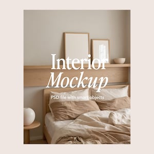 Op de afbeelding: Een slaapkamer interieur mockup met een bed met een wit linnen dekbed, bruine kussens en een beige deken. Het bed staat tegen een muur met een houten plank erboven. Twee ingelijste foto's staan op de plank, en een kleine witte vaas staat op een houten nachtkastje naast het bed. De tekst "Interior Mockup" is in wit op de afbeelding geschreven, met de woorden "PSD file with smart objects" eronder.