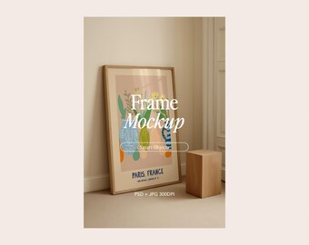 Puede incluir: Un marco de madera clara que contiene un póster con un bodegón floral en colores pastel. El marco está apoyado contra una pared. El texto "Frame Mockup" y "Paris, France" es visible.
