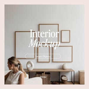 Puede incluir: Una maqueta de un interior de sala de estar con una pared blanca y un estante de madera. El estante tiene una variedad de artículos, incluyendo un jarrón, una escultura y una planta. También hay cuatro cuadros enmarcados en la pared, con el texto "Interior Mockup" y "Smart Objects" visible.