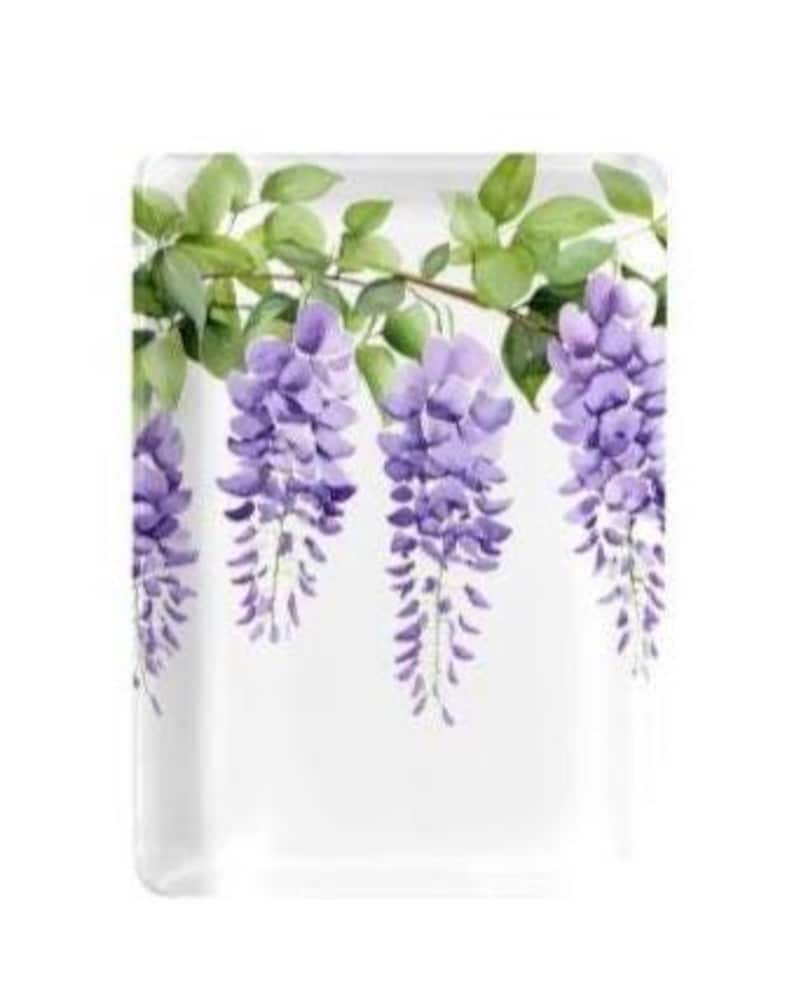Pode incluir: Bandeja decorativa retangular branca com um design em aquarela de flores de glic&iacute;nia roxas e folhas verdes. A glic&iacute;nia pende de um galho marrom, criando um padr&atilde;o floral. A bandeja tem um acabamento brilhante.