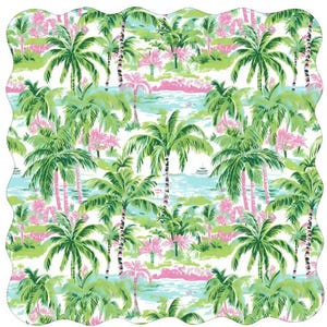 Op de afbeelding: Een tropisch patroon met palmbomen, roze bloemen en een lichtblauwe oceaansc&egrave;ne. Het ontwerp heeft een witte achtergrond en een geschulpte rand. Het kleurenpalet omvat groen, roze en blauw.
