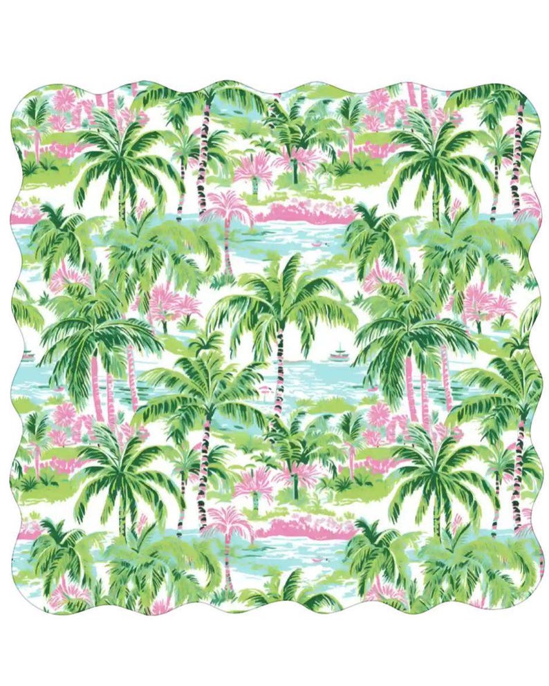 Op de afbeelding: Een tropisch patroon met palmbomen, roze bloemen en een lichtblauwe oceaansc&egrave;ne. Het ontwerp heeft een witte achtergrond en een geschulpte rand. Het kleurenpalet omvat groen, roze en blauw.
