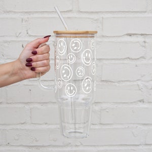 Smiley Iced Coffee Glass Smiley Glass Cup, Soda Can Glasses 16oz Glass Cups With Smiley Faces, Happy Glass Cup With Reusable Straw Mason Jar 40oz Clear Tumbler