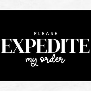 Op de afbeelding: Een zwart-wit bord met de tekst "PLEASE EXPEDITED my order" in een vet, sans-serif lettertype.