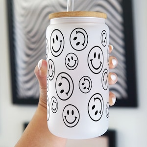 Smiley Iced Coffee Glass Smiley Glass Cup, Soda Can Glasses 16oz Glass Cups With Smiley Faces, Happy Glass Cup With Reusable Straw Mason Jar 16oz Frosted Glass