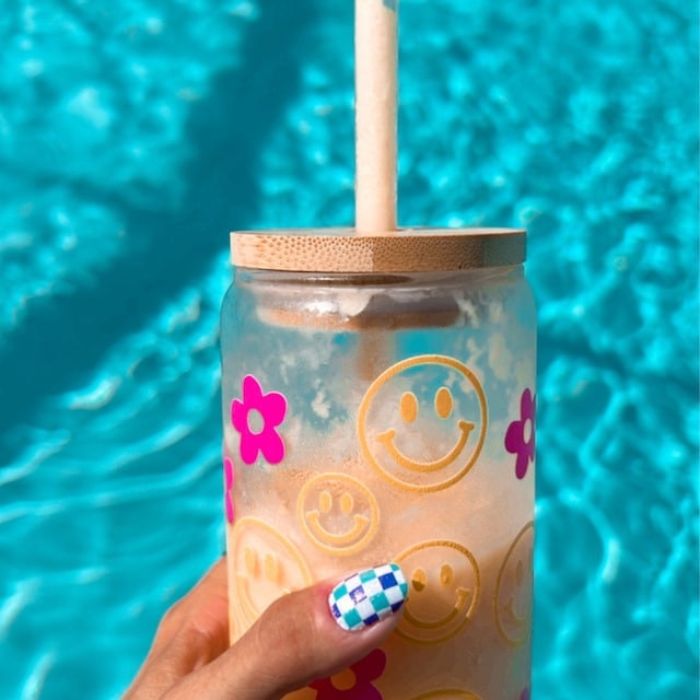 Smiley Daisy Glass Tumbler With Straw and Lid, Cute Cup Beer Can Iced Coffee  Glass Cup With Lid and Straw, 16oz Glass Can Mason Jar Cup 