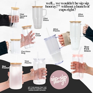 Może przedstawiać: Kolekcja przezroczystych i matowych szklanych i plastikowych kubk&oacute;w z bambusowymi pokrywkami i słomkami. Rozmiary od 384ml do 1183ml. Widoczny tekst "well... we wouldn't be sip-sip hooray!&trade;".