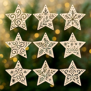 Może przedstawiać: Dziewięć kremowych drewnianych ozdób w kształcie gwiazd z misternymi czarnymi wzorami. Każda gwiazda ma unikalny wzór, w tym wiry, płatki śniegu i motywy botaniczne. Idealne do dekoracji świątecznych.