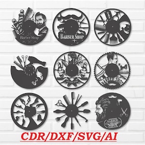 Op de afbeelding: Negen zwarte cirkelvormige wandkunstwerken met barbier-thema ontwerpen. Elk stuk toont barbiergereedschap, silhouetten en tekst zoals "Barber Shop" en "Barber Shot". De onderkant van de afbeelding toont "CDR/DXF/SVG/AI".