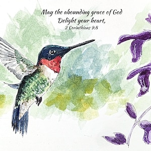 Pode incluir: Uma pintura em aquarela de um beija-flor em voo com um corpo verde, preto e vermelho. O beija-flor está voando em direção a flores roxas com folhas verdes. A pintura tem uma citação da Bíblia: "Que a graça abundante de Deus alegre o seu coração, 2 Coríntios 9:8".