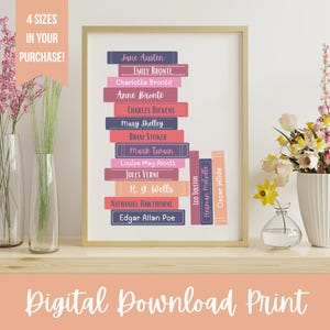 Könnte beinhalten: Ein gerahmter Druck mit einem Stapel bunter Buchrücken, die jeweils mit dem Namen eines klassischen Autors beschriftet sind. Die Bücher sind in Blau-, Rosa- und Orangetönen gehalten. Die Worte "Digital Download Print" stehen unten im Bild.