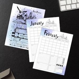 Peut inclure: Trois agendas en papier sur le thème de la fantaisie. Le premier a un fond aquarelle et un dessin d'un château, de livres et d'un objet volant. Les deux autres sont des calendriers mensuels pour janvier et février.