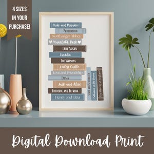 Könnte beinhalten: Ein gerahmter Druck mit einer Ansammlung von Buchtiteln wie "Stolz und Vorurteil" und "Sinn und Sinnlichkeit". Die Worte "Digital Download Print" stehen unten und "4 Sizes in Your Purchase!" oben.
